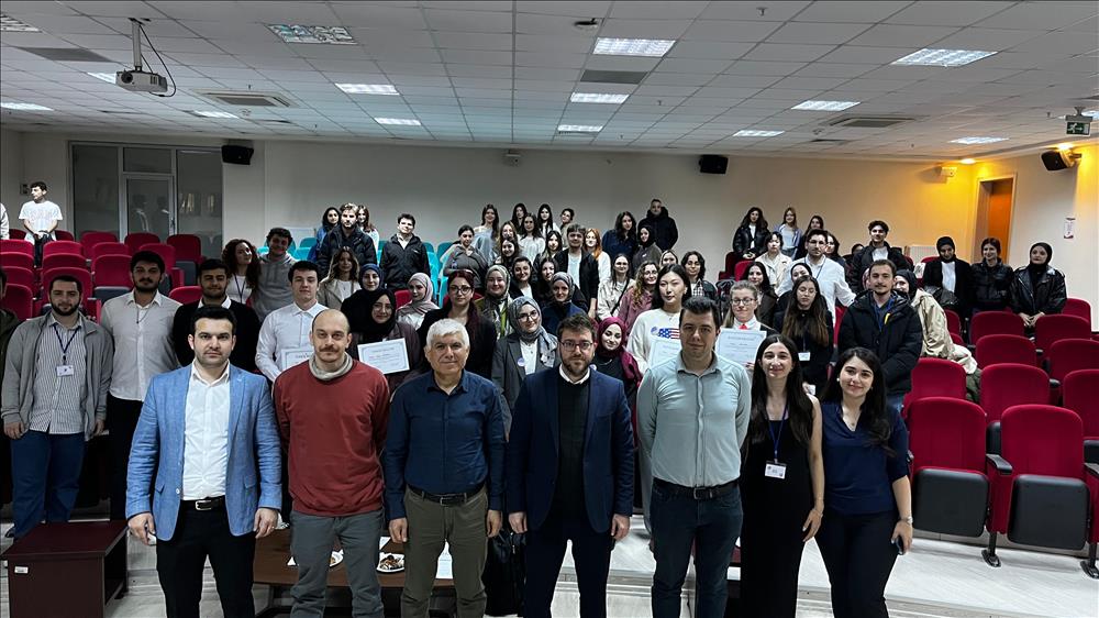 Yalova Üniversitesi Uluslararası İlişkiler Topluluğu tarafından düzenlenen "Küresel Hegemonya Yarışı: ABD-Çin Rekabetinin Geleceği" başlıklı münazara etkinliği büyük bir başarıyla tamamlandı.