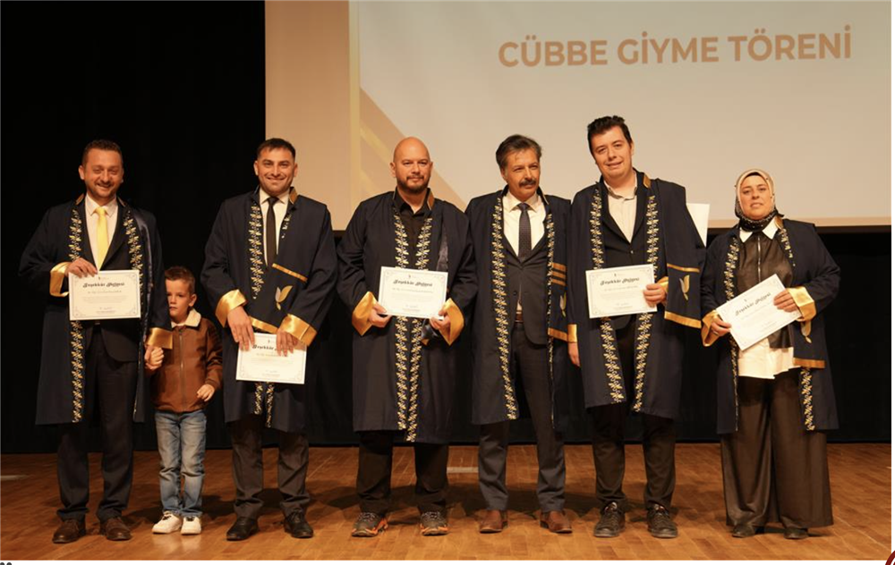 Yalova Üniversitesi'nin Açılış Töreninde Cübbe Giyme ve Ödül Töreni Gerçekleştirildi